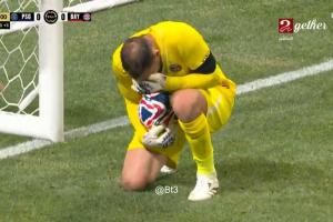 人都懵了！穆西亚拉重伤脚踝变形，多纳鲁马自责掩面跪地