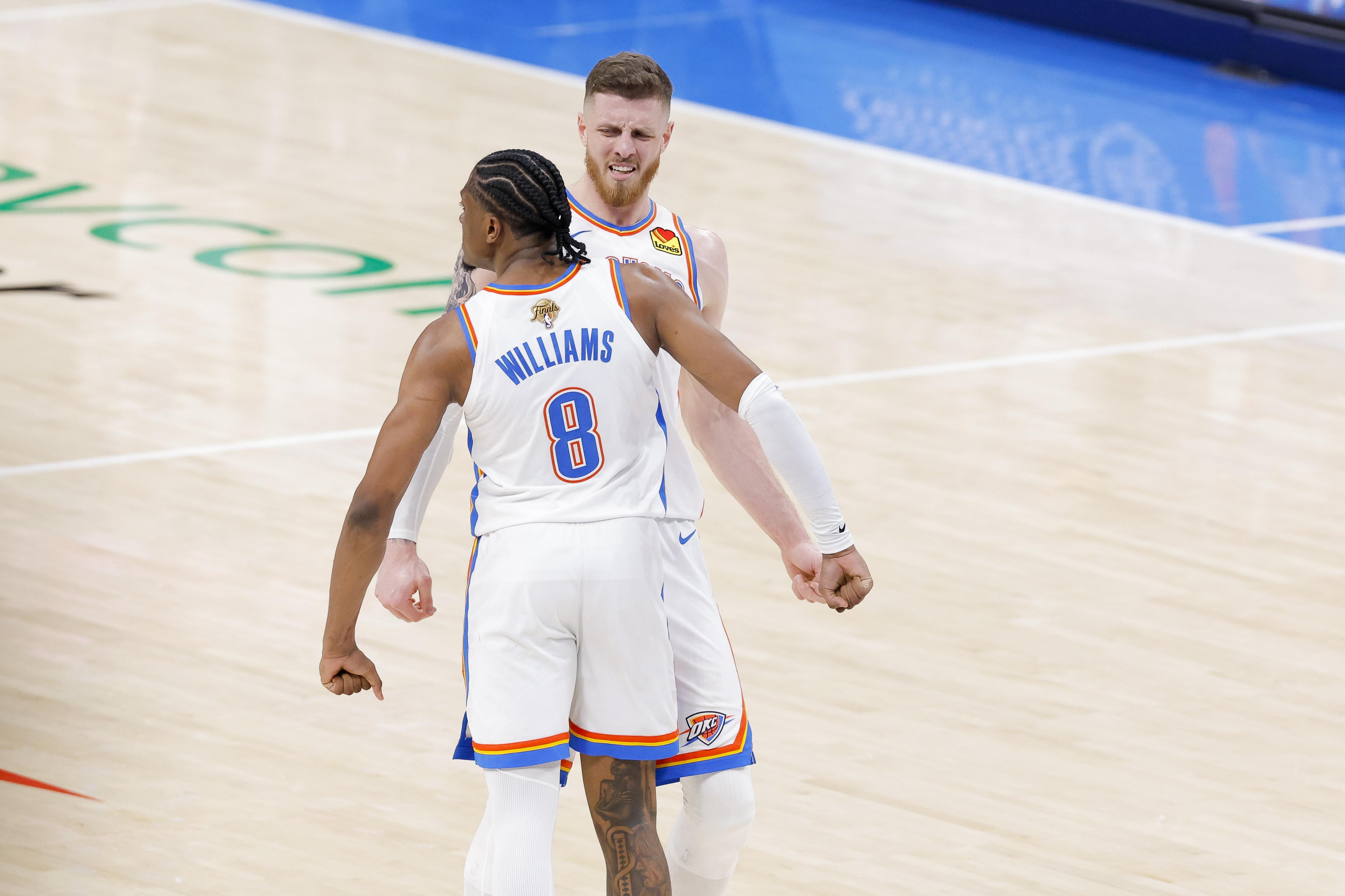 哈滕：杰伦威太出色了 他场上场下都很棒 我们非常信任他