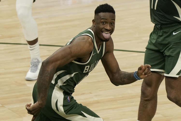 爱游戏网站入口-😉买一赠一！Stein：如果字母哥留下 雄鹿预计签回字母哥哥