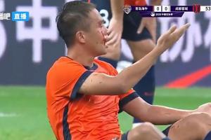 爱游戏 在线-这个动作有点狠啊！德尔加多无球状态肘击，孙正傲满脸是血